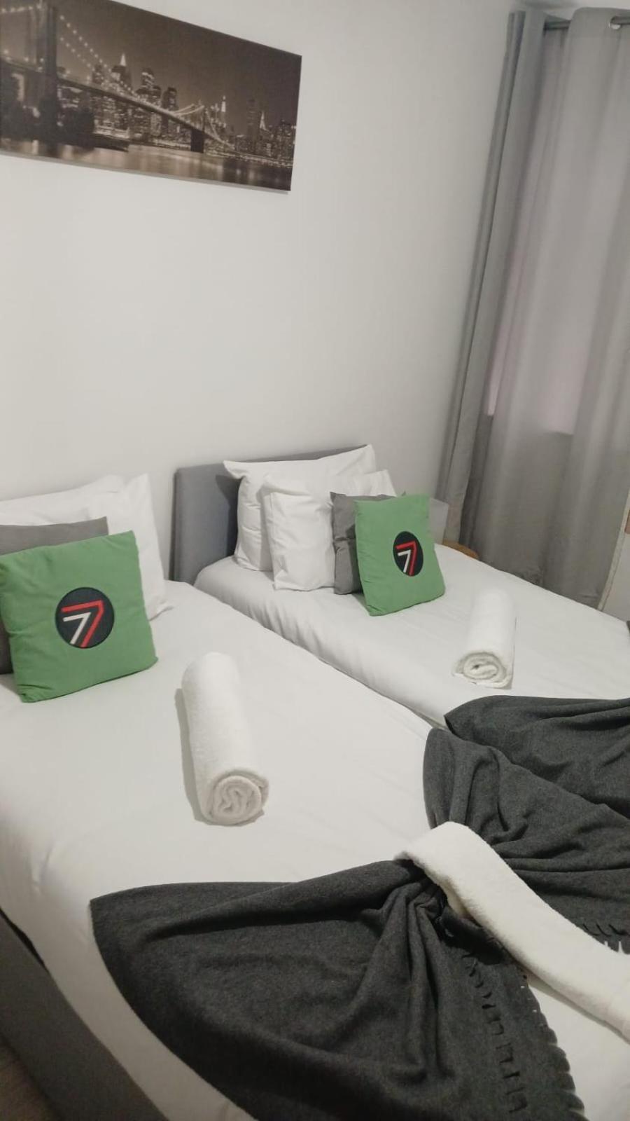 Seven Suites - Beautiful 2-Bed Apartment With Parking In Watford Central מראה חיצוני תמונה